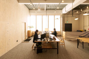 明るく開放的なオフィス空間